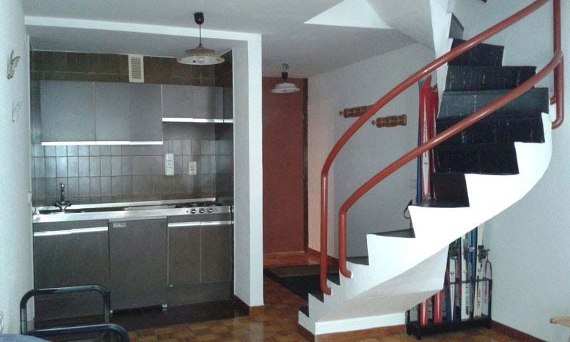 Fincas Cerdeira Sala con cocina y escaleras
